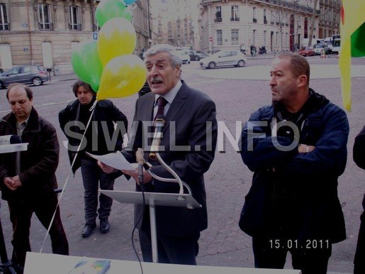 Rassemblement kabyle devant l'Ambassade d'Algérie à Paris