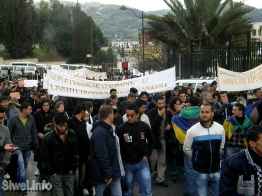 Tizi-Ouzou : des milliers d'étudiants dans la rue Tizi-Ouzou : des milliers d'étudiants dans la rue