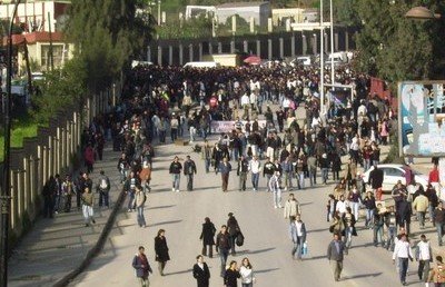 Les étudiantes marchent à Tizi-Ouzou contre l'insécurité Les étudiantes marchent à Tizi-Ouzou contre l'insécurité