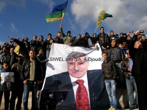 Alger : un poster géant du président du Gouvernement Provisoire Kabyle saisi par la police algérienne Alger : un poster géant du président du Gouvernement Provisoire Kabyle saisi par la police algérienne