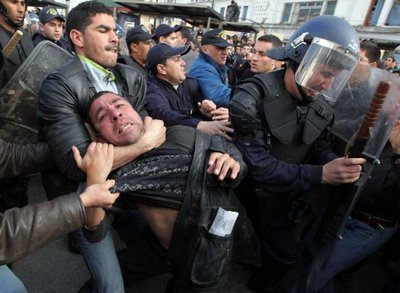 Marche de la CNCD à Alger : 3 étudiants arrêtés Marche de la CNCD à Alger : 3 étudiants arrêtés