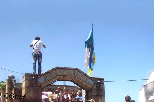 Commémoration de l'assassinat de Matoub Lounès: le drapeau berbère hissé aux côtés du drapeau algérien