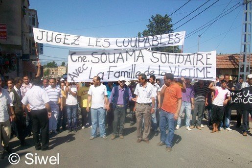 Des milliers de manifestants dénoncent la mort d'un civil tué par un militaire en Kabylie Des milliers de manifestants dénoncent la mort d'un civil tué par un militaire en Kabylie