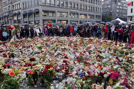 La norvège observe une minute de silence nationale à la mémoire des 91 victimes du double attentats