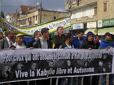 A l'appel du MAK : les citoyens marchent à Vgayet malgré le mauvais temps