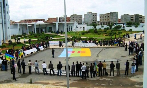 Un militant accomplit sa prière de l'Aïd sur le drapeau amazigh à Nador pour protester contre un article de presse 