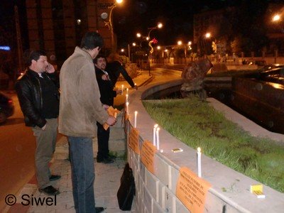 Tizi-Ouzou : rassemblement et allumage de bougies pour protester contre la nouvelle loi sur les associations Tizi-Ouzou : rassemblement et allumage de bougies pour protester contre la nouvelle loi sur les associations