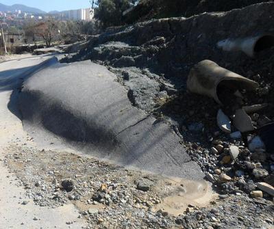 La route entre Azzefoune et Iazzuguen fermée La route entre Azzefoune et Iazzuguen fermée