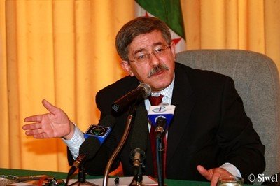 Ahmed Ouyahia invite dans un meeting les Kabyles à voter