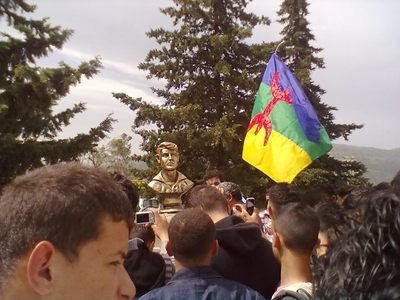 Illoulen oumalou rend hommage à Mhenni Meziani