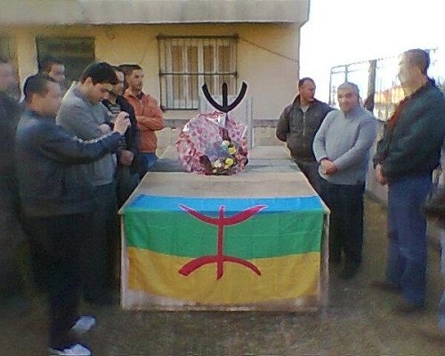 Anniversaire du décès de Mohand Arav Bessaoud : le MAK se recueille sur la tombe du défunt Anniversaire du décès de Mohand Arav Bessaoud : le MAK se recueille sur la tombe du défunt