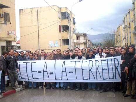 Des manifestants ferment la route principale à Melbou