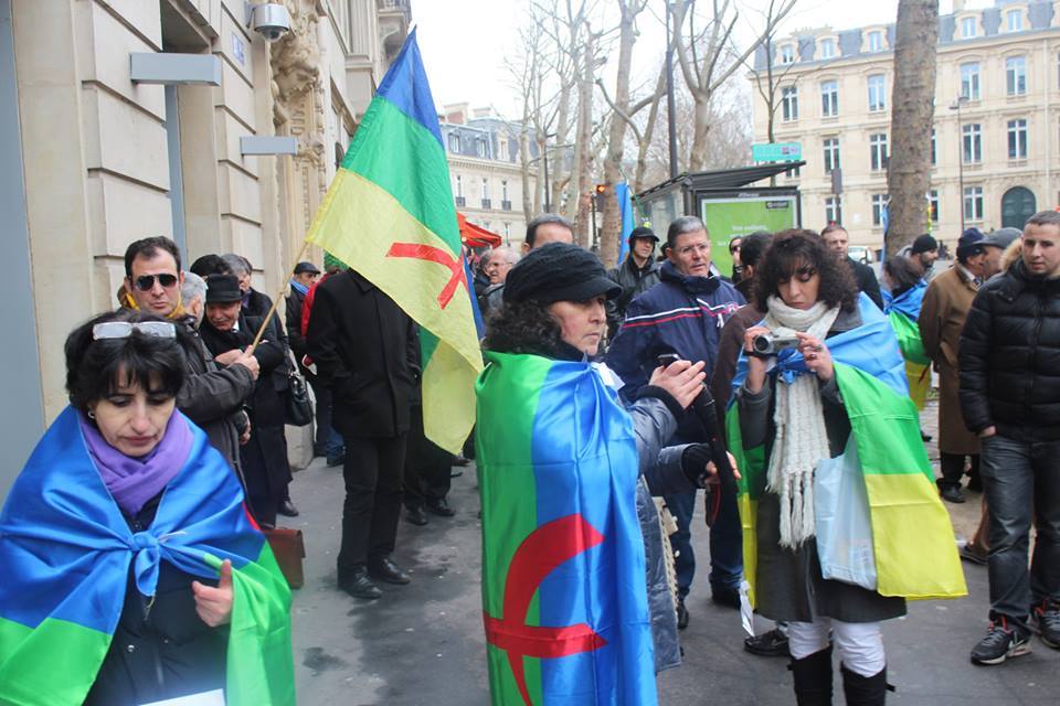 Collectif des Amazighs en France : le racisme de l'Etat algérien envers les mozabites dénoncé devant l'ambassade d'Algérie à Paris