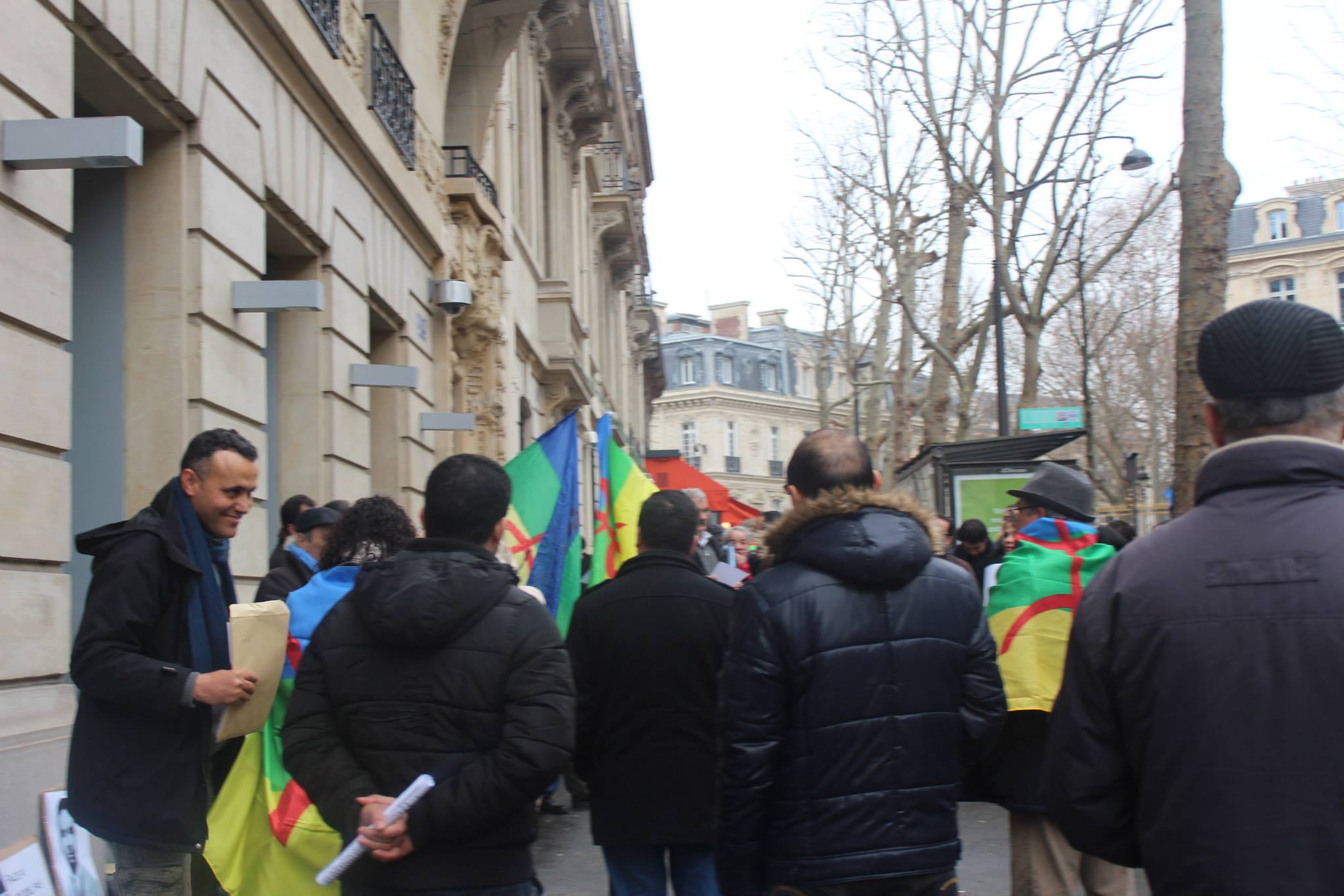 Collectif des Amazighs en France : le racisme de l'Etat algérien envers les mozabites dénoncé devant l'ambassade d'Algérie à Paris