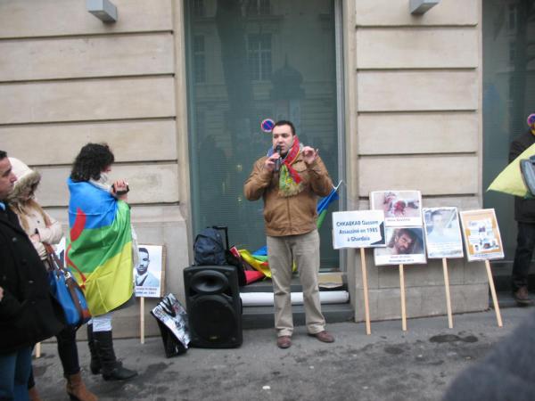 Collectif des Amazighs en France : le racisme de l'Etat algérien envers les mozabites dénoncé devant l'ambassade d'Algérie à Paris