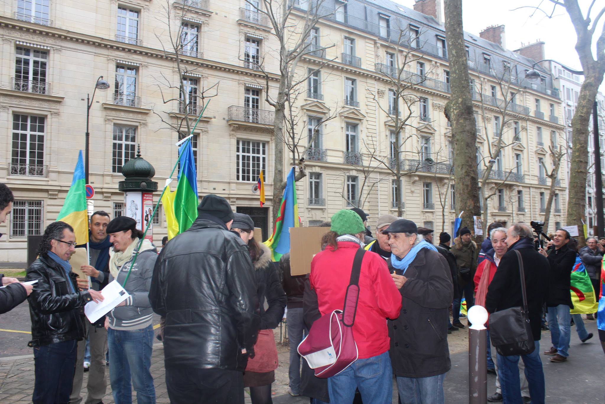 Collectif des Amazighs en France : le racisme de l'Etat algérien envers les mozabites dénoncé devant l'ambassade d'Algérie à Paris