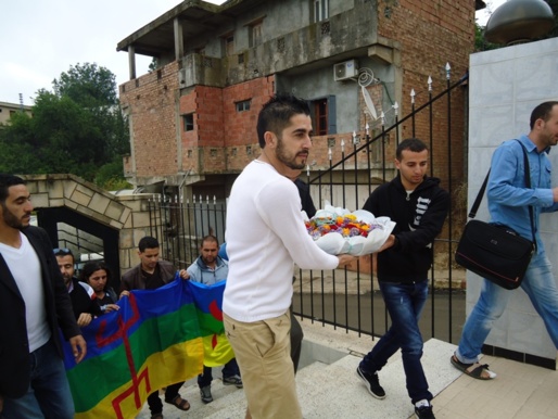 Malgré le report du vote pour le drapeau kabyle, le MAK se rend à Tawrirt Moussa et dépose une gerbe de fleurs à la mémoire du REBELLE