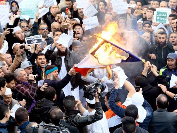 Drapeaux français brûlés en Algérie : Hollande exige des sanctions