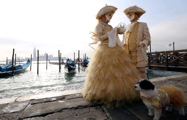 Coup d'envoi du plus célèbre carnaval du monde / Festival de couleur et merveilles à Venise