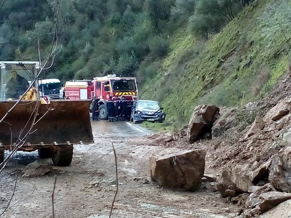 Tizi Wezzu : un éboulement piège un véhicule, trois blessés