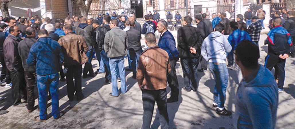 I3ezzugen (Azazga) : Quand les maires chassés par la population se font réinstaller par des escadrons de police…
