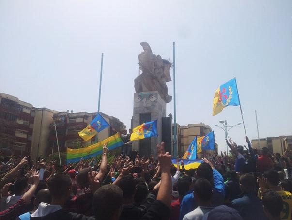 Lever du drapeau kabyle émouvant à Tuvirett (Vidéo)