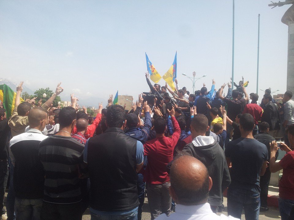 Lever du drapeau kabyle émouvant à Tuvirett (Vidéo)