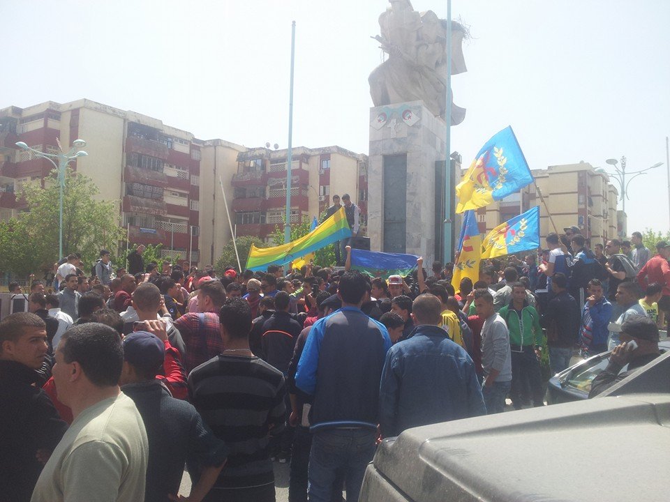 Lever du drapeau kabyle émouvant à Tuvirett (Vidéo)