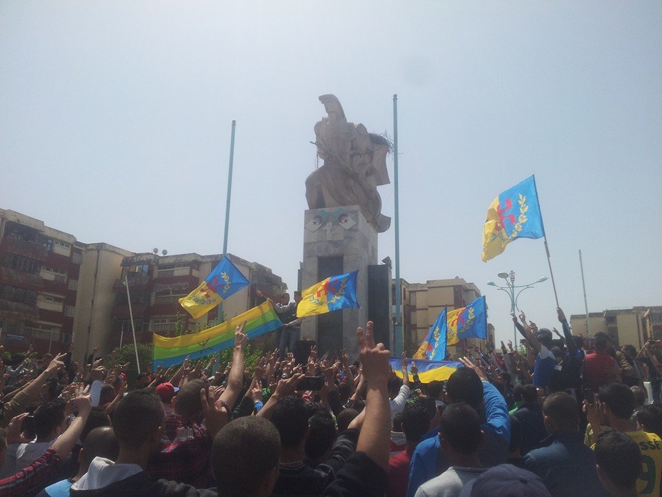 Lever du drapeau kabyle émouvant à Tuvirett (Vidéo)