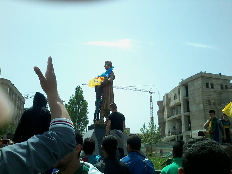 Lever du drapeau kabyle émouvant à Tuvirett (Vidéo)