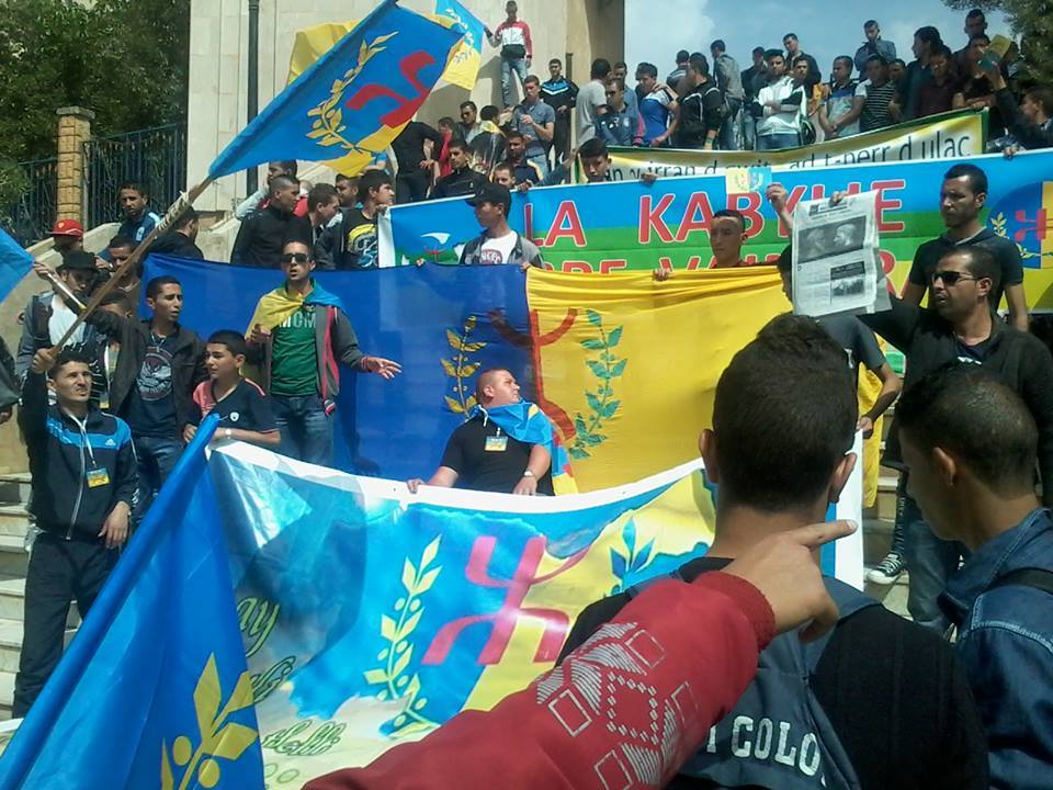 Lever du drapeau kabyle émouvant à Tuvirett (Vidéo)