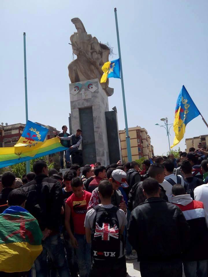 Lever du drapeau kabyle émouvant à Tuvirett (Vidéo)