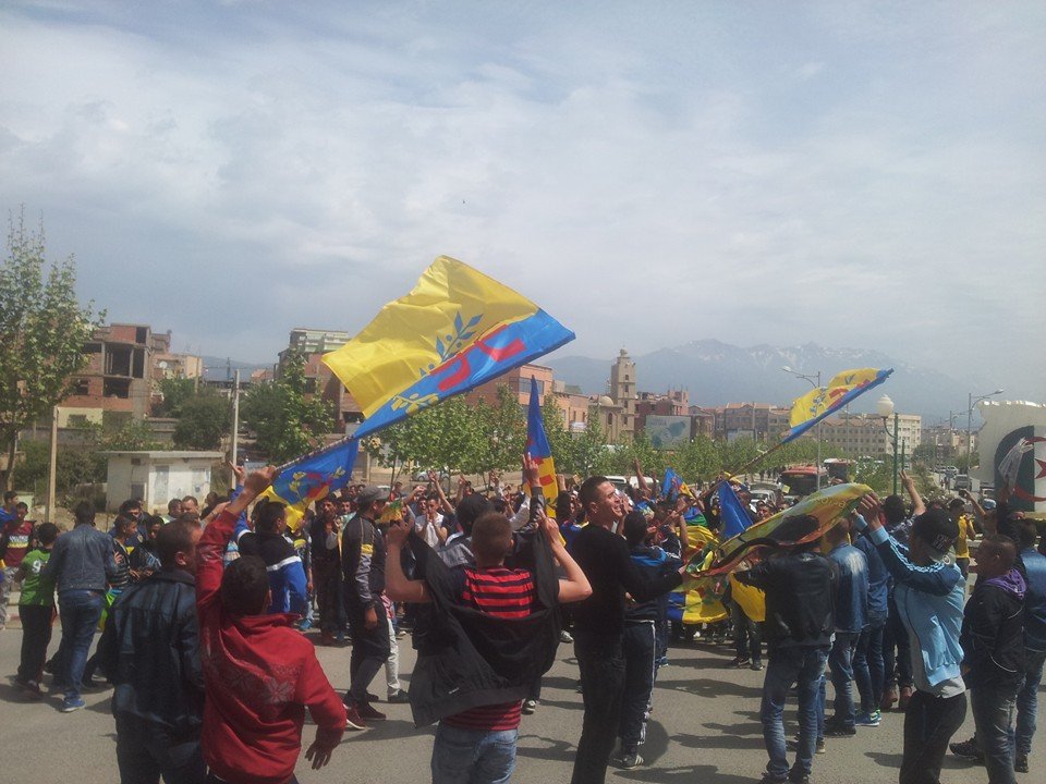 Lever du drapeau kabyle émouvant à Tuvirett (Vidéo)