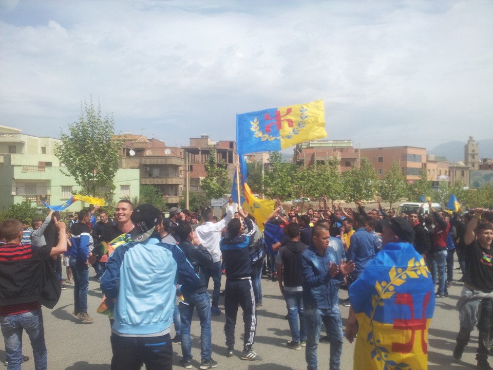 Lever du drapeau kabyle émouvant à Tuvirett (Vidéo)