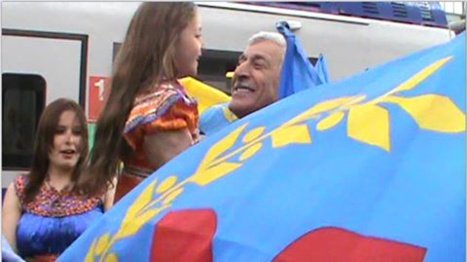 Ferhat Mehenni, Président du Gouvenement Provisoire Kabyle (Anavad) , lève le drapeau kabyle à Evian