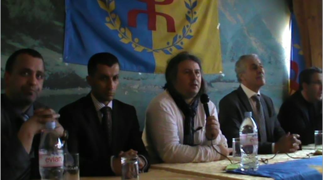 Ferhat Mehenni, Président du Gouvenement Provisoire Kabyle (Anavad) , lève le drapeau kabyle à Evian