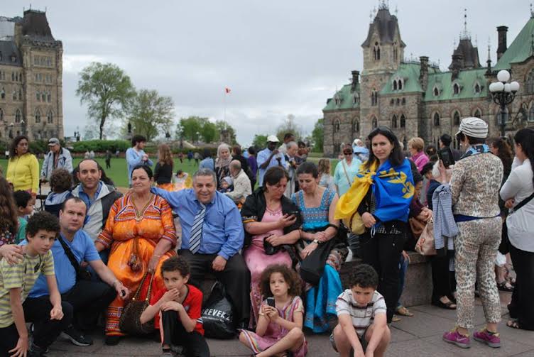 Levée de drapeau Kabyle devant la colline parlementaire à Ottawa