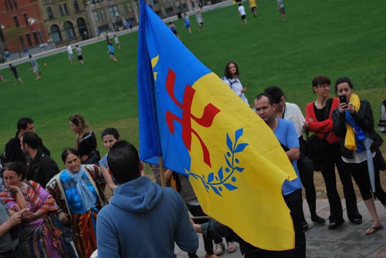 Levée de drapeau Kabyle devant la colline parlementaire à Ottawa