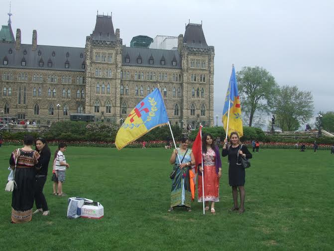 Levée de drapeau Kabyle devant la colline parlementaire à Ottawa