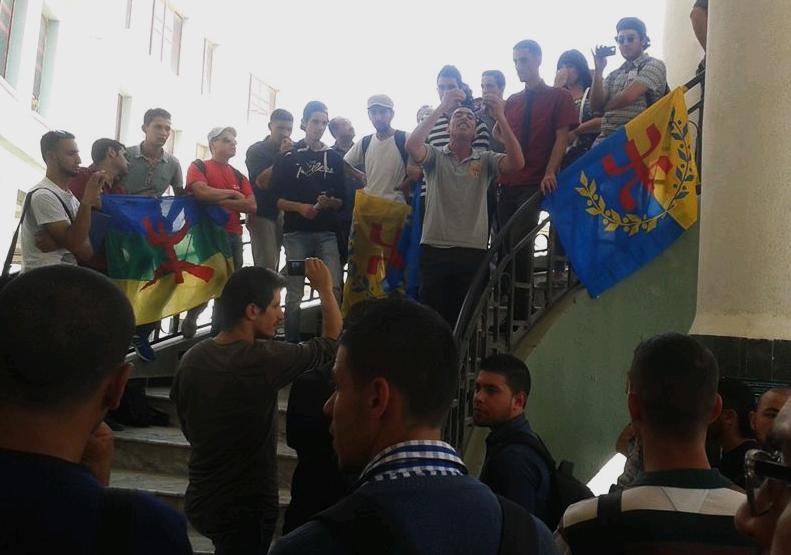 Violation des franchises universitaires à Vgayet: Malgré la répression, les étudiants ont hissé le drapeau national kabyle au campus d'Aboudaw