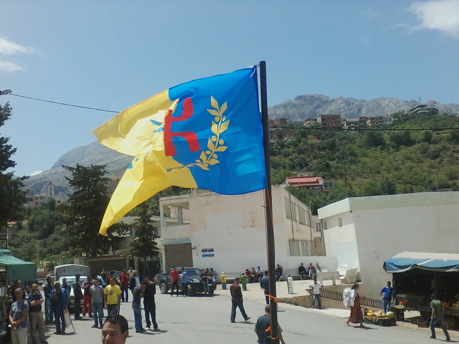 Meeting et lever du drapeau national kabyle à At Vuwaddu: un Autre succès pour le MAK