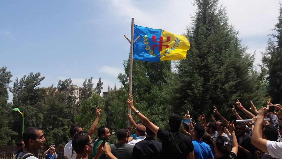 Université de Tizi-Ouzou: Lever du drapeau kabyle pour la Journée de la Nation Kabyle