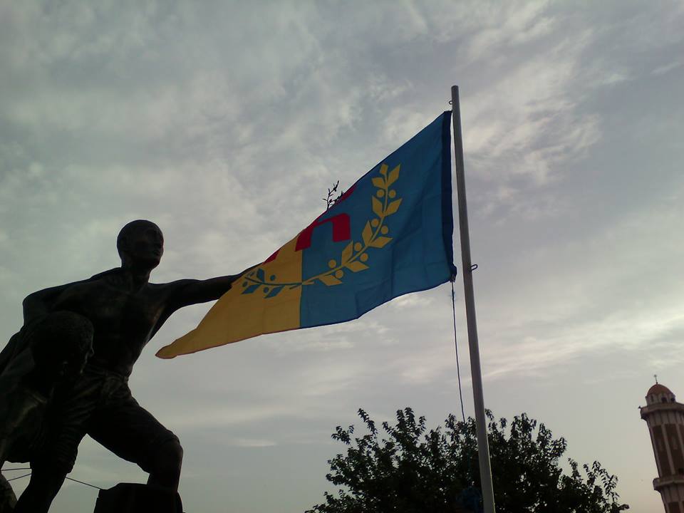 Lever du drapeau kabyle à Akbou : La population au Rendez-vous avec la journée de la Nation Kabyle