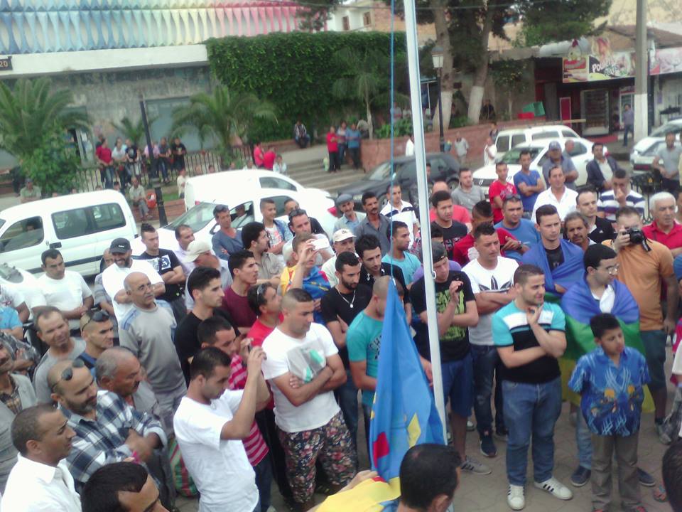 Lever du drapeau kabyle à Akbou : La population au Rendez-vous avec la journée de la Nation Kabyle