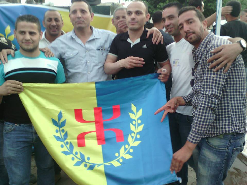 Lever du drapeau kabyle à Akbou : La population au Rendez-vous avec la journée de la Nation Kabyle