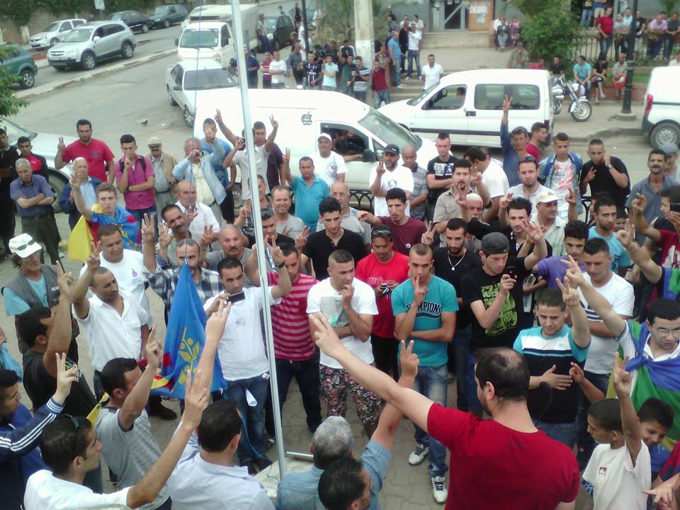 Lever du drapeau kabyle à Akbou : La population au Rendez-vous avec la journée de la Nation Kabyle