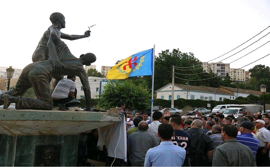 Lever du drapeau kabyle à Akbou : La population au Rendez-vous avec la journée de la Nation Kabyle