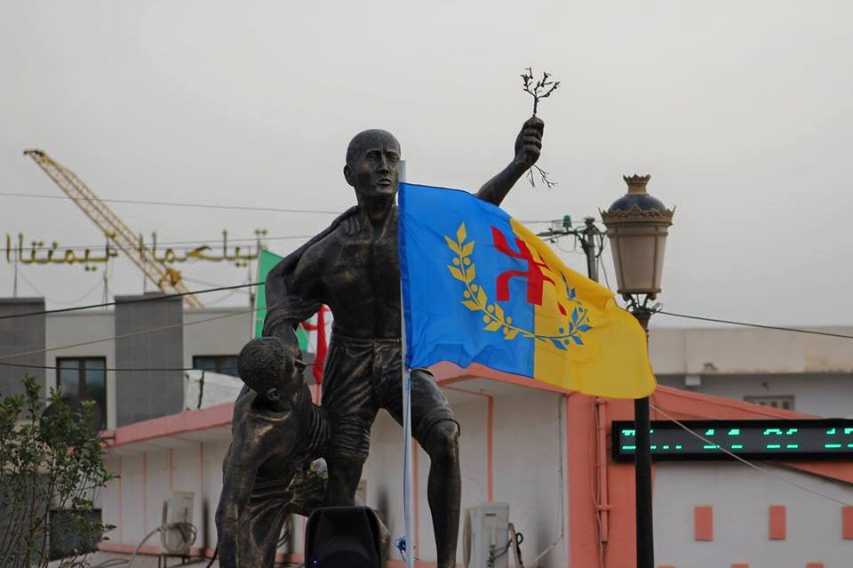 Lever du drapeau kabyle à Akbou : La population au Rendez-vous avec la journée de la Nation Kabyle
