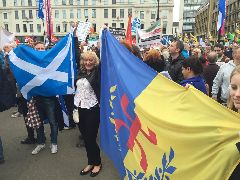 Glasgow: Des portraits d'Amezian Mehenni et le drapeau kabylesprésents dans un rassemblement des indépendantistes écossais