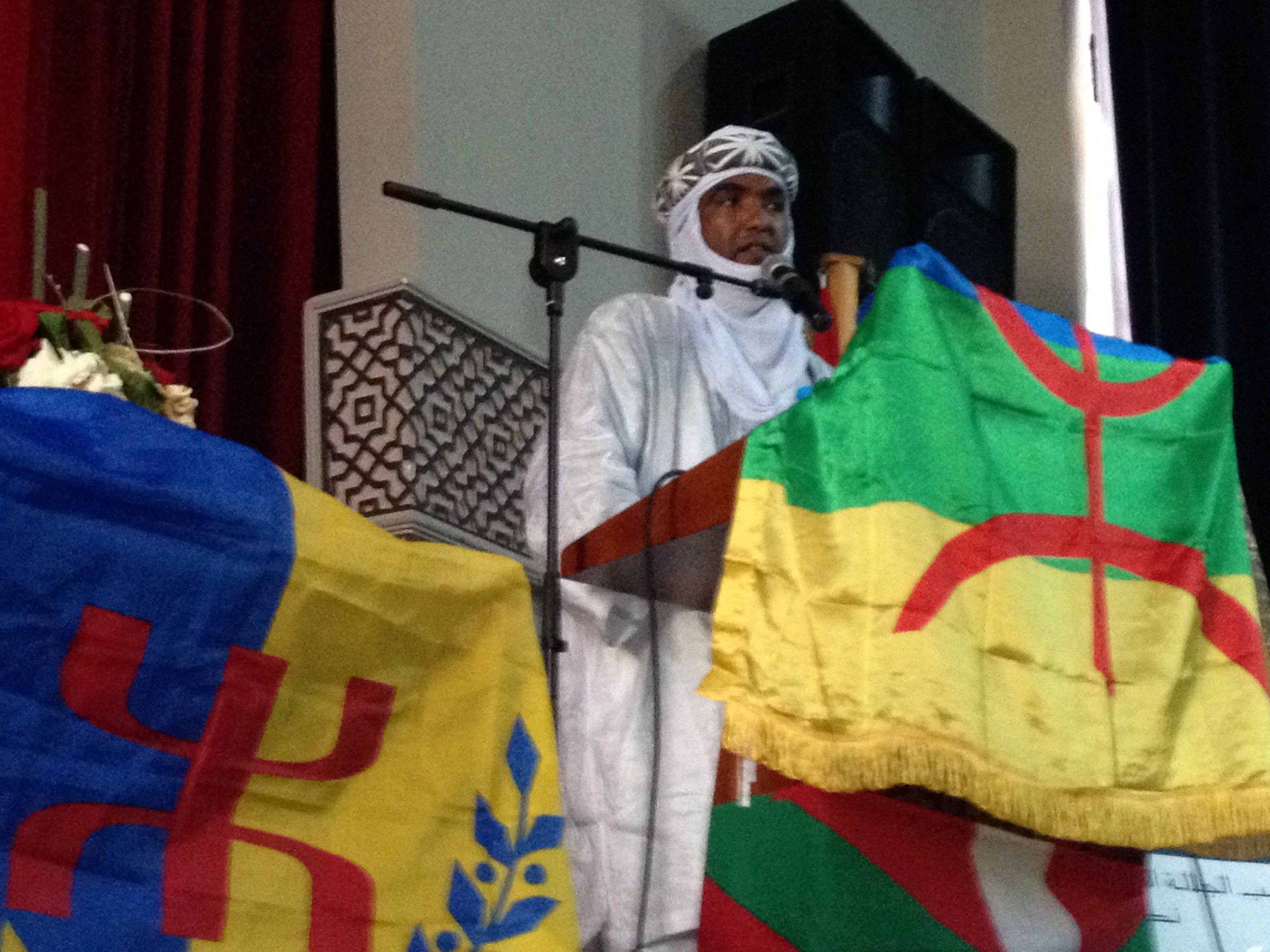 Ferhat Mehenni ovationné par les militants amazighs à la 7è session du Congrès mondial Amazigh